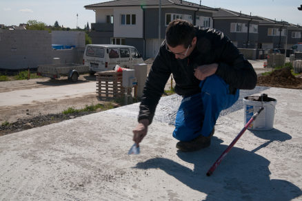 Z betónového povrchu odstránime cementové mlieko, voľné časti, prach a ostré hrany mierne zaoblíme.