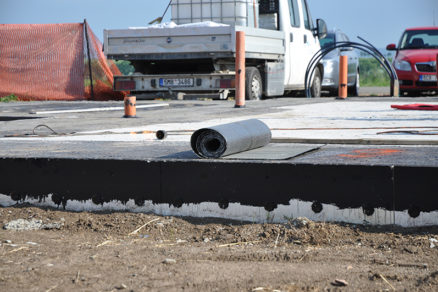 Odrežeme požadovanú šírku asfaltovaného pásu. Pás má mať šírku rovnú šírke muriva plus 150 mm.