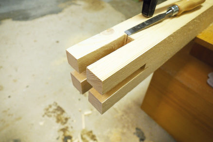 Dlátom vysekáme drážky do úrovne polovice hrúbky dreva, potom sekáme drážku z opačnej strany dreva.