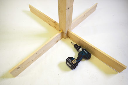 Kríž z dosiek vlepíme do vydlabaných drážok v stredovom hranole a spevníme ho skrutkami ø 5 × 80 mm zo štyroch strán.
