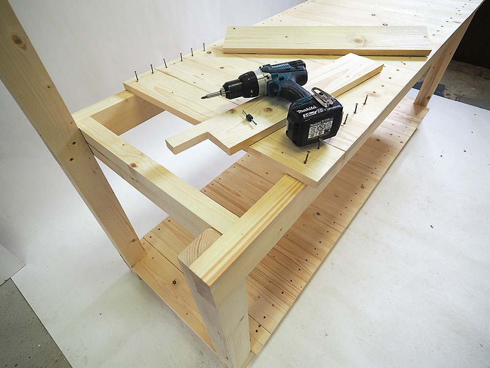 Pracovná doska Skrutkami s priemerom 3,5 × 35 mm upevníme k rámu drevené dosky s rozmermi 116 × 22 × 660 mm.