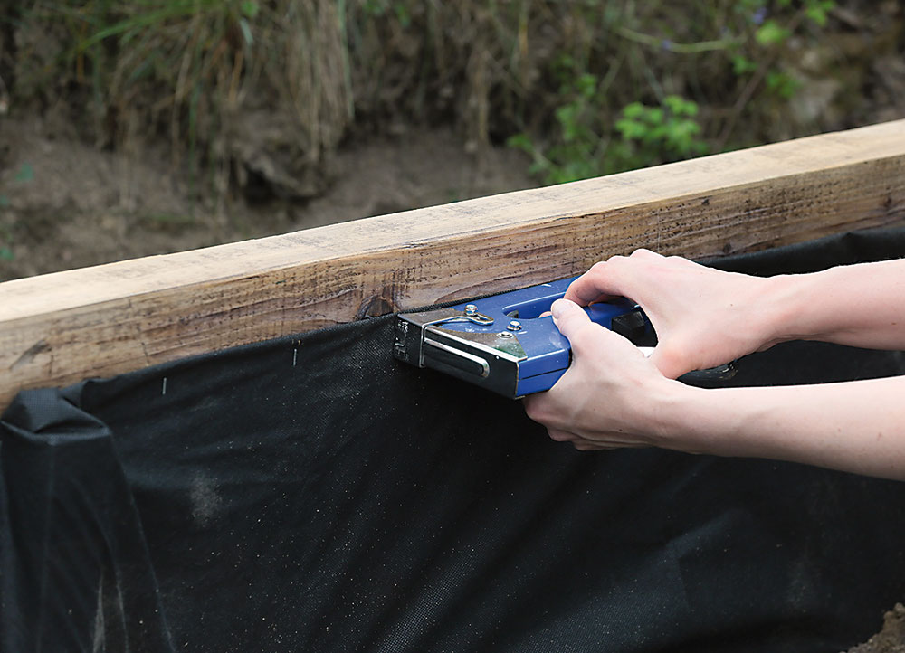 Steny rámu vystelieme plastovou fóliou na zabránenie kontaktu dreva so zeminou.