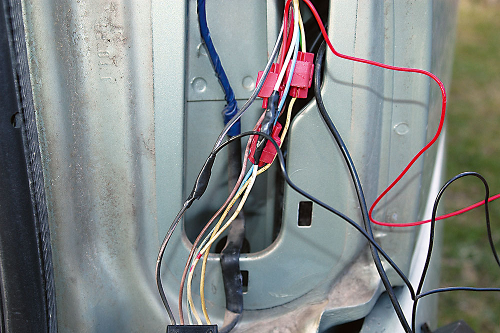 Spojenia zaizolujeme páskou. Na obrázku vidno aj červené pripojenia, ktoré dorábal montážnik ťažného zariadenia.
