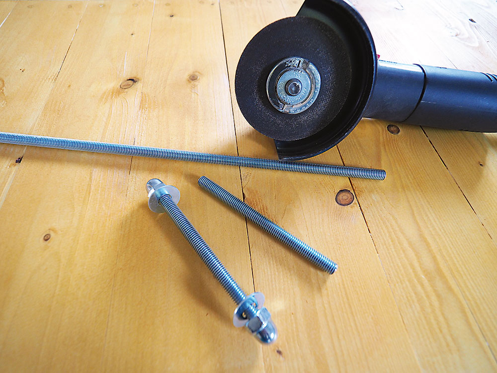 Rezanie skrutiek Pílkou alebo uhlovou brúskou odrežeme zo závitovej tyče s priemerom 12 mm potrebné kotviace skrutky.