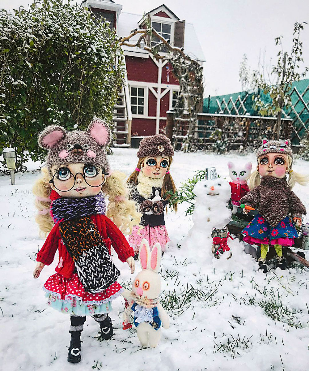 Domček v zime so snehom a dekoratívnymi umelecky zhotovenými bábikami, ktorých výroba je veľkým koníčkom aj „chlebíkom“ domácej panej. Zhotovuje ich aj pre iných záujemcov.