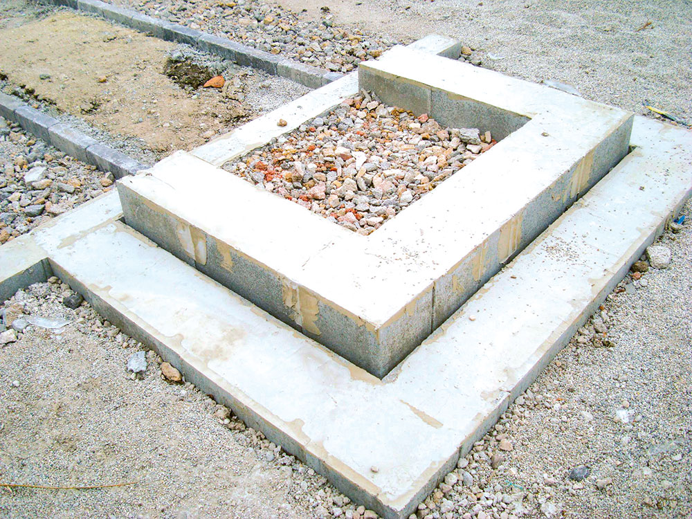 Na dno výkopu uložíme vrstvu štrkopiesku (hr. 200 mm). Základ vybetónujeme a tvar schodiska vytvoríme debniacimi betónovými tvránicami.