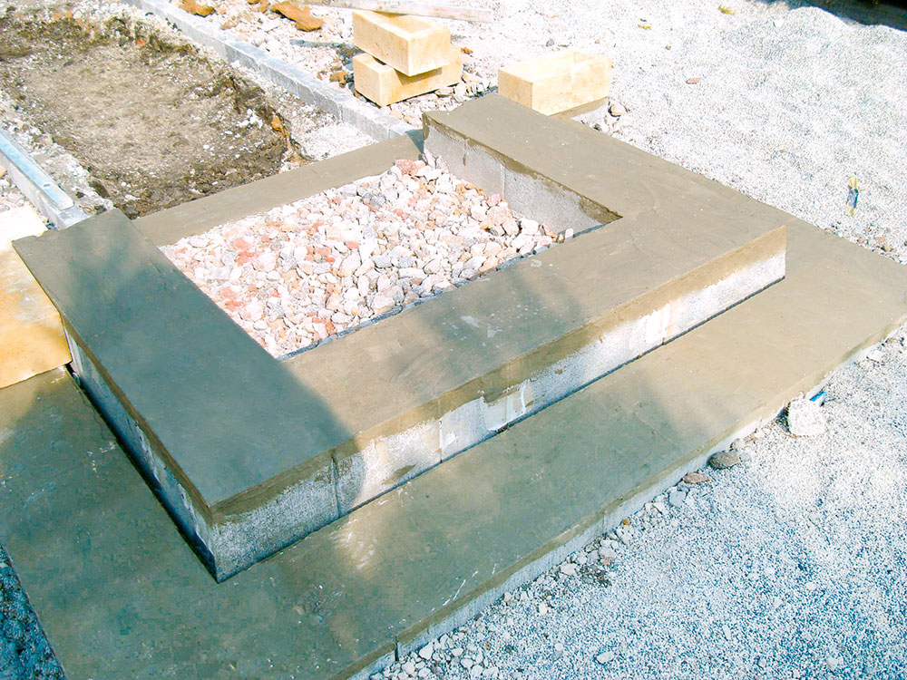 Tekutú hydroizoláciu nanesieme na základovú konštrukciu po vytvrdnutí betónu. 