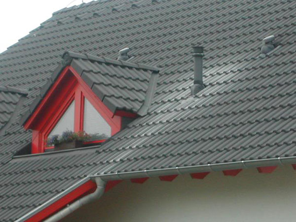 Účinok kondenzátu na strechu z výfuku namiesto komína je pre strechu devastačný. foto Schiedel