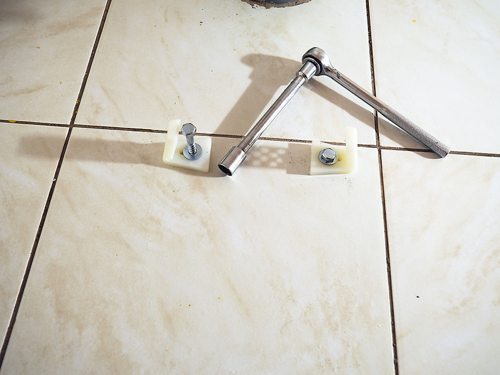 Upevnenie uholníkov: Do dier s rozperkami upevníme pomocou skrutiek a montážneho kľúča č.10 plastové uholníky.
