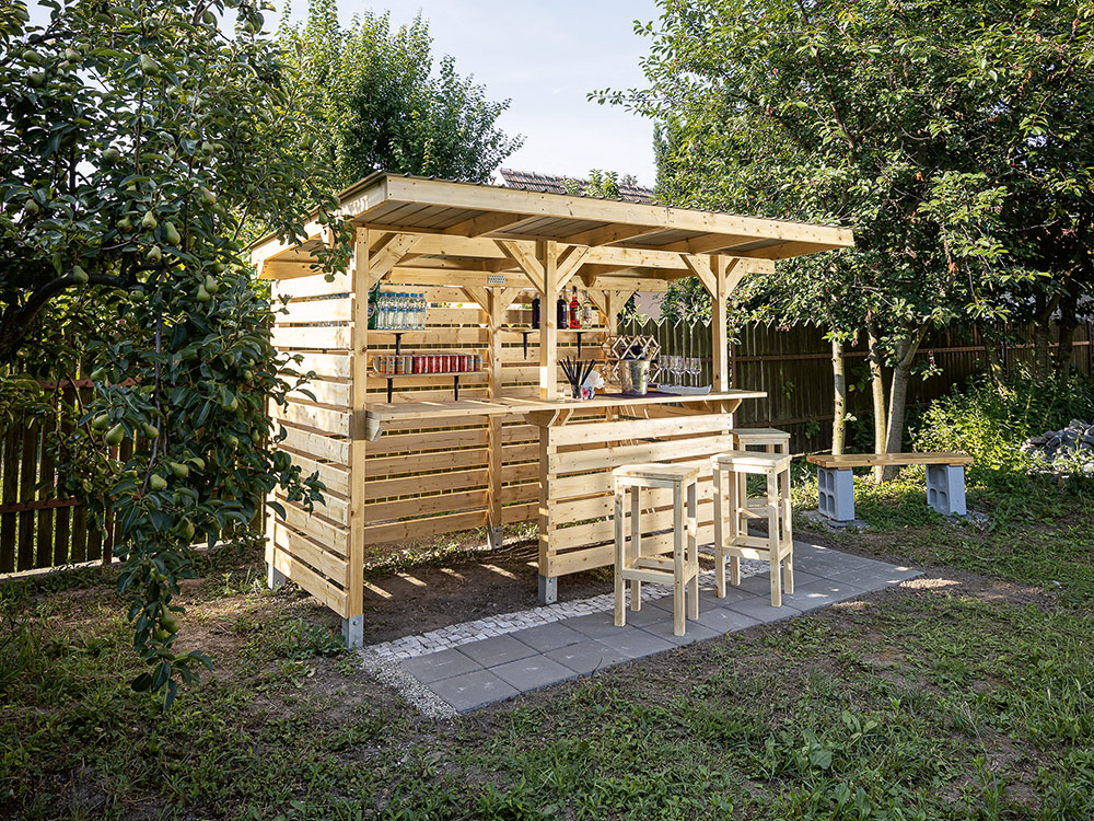 drevený záhradný bar
