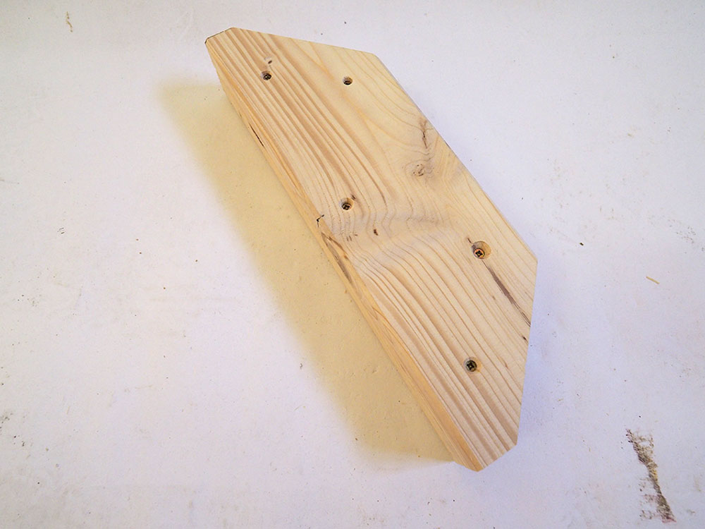 drevená doska zrezaná do uhla 45°