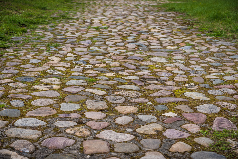 záhradný chodník z rôznych kameňov
