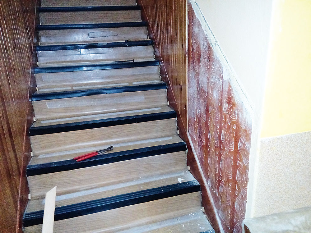 Takto vyzeralo schodisko pred rekonštrukciou. Na stene bol pôvodne drevený obklad a na schodoch krytina z PVC. 