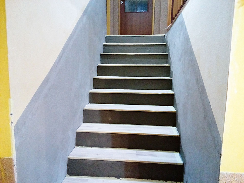 Postupne obkladáme každý druhý schod, aby sme mohli pomedzi ne chodiť, lebo na dokonalé stvrdnutie treba aspoň 12 hodín.