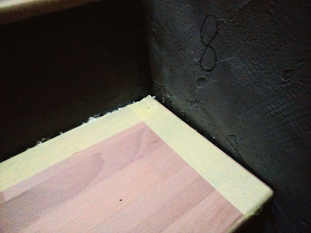 Okraje stupníc musia byť dôkladne oblepené páskou, aby sa penetrácia nedostala do dreva. Sťažilo by sa tým lakovanie.