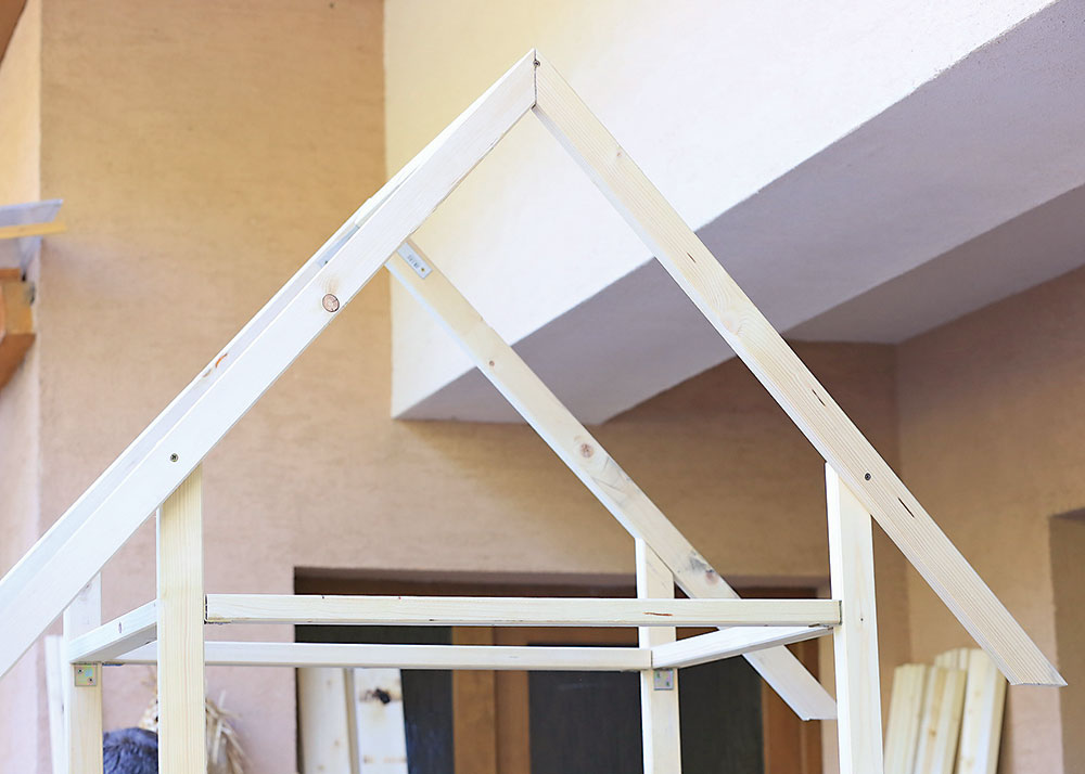 Ku konštrukcii domčeka pripevníme rám strechy skrutkami.