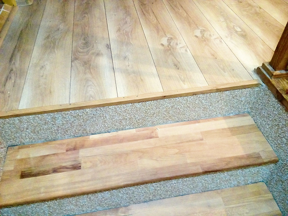 Celkom nakoniec bolo potrebné vytvoriť prechod medzi drevenou doskovou podlahou a mozaikovou omietkou.