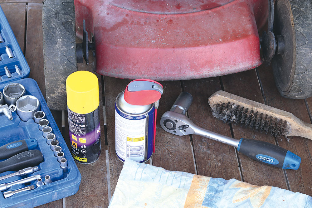 Základné úkony. Údržba kosačky pozostáva z výmeny oleja, vzduchového filtra a brúsenia noža. Stroj umyte a osušte. Skontrolujte lanká ovládajúce motor a pojazd (pohon). 