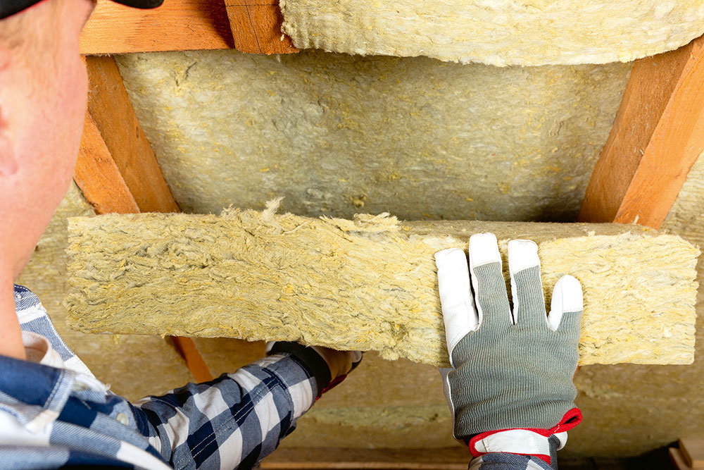 Nevypadáva. Pri zatepľovaní stropu sa vám použitím kamennej izolácie nestane, že by spomedzi drevených roštov vypadla. Stačí plát dobre zatlačiť.