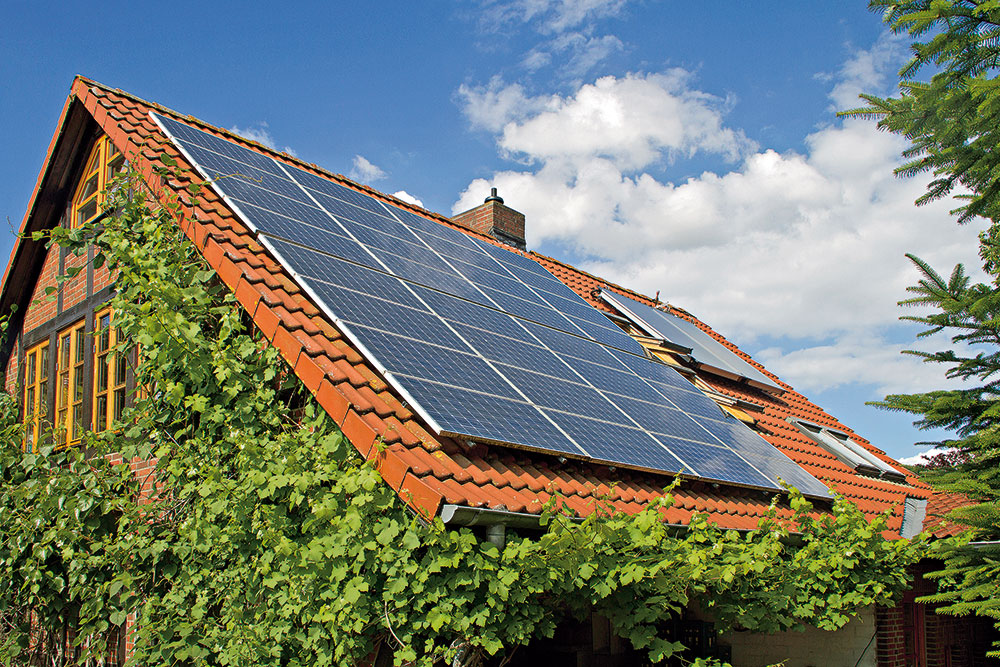 Až stovky eur ročne dokážu domácnostiam ušetriť solárne kolektory.
