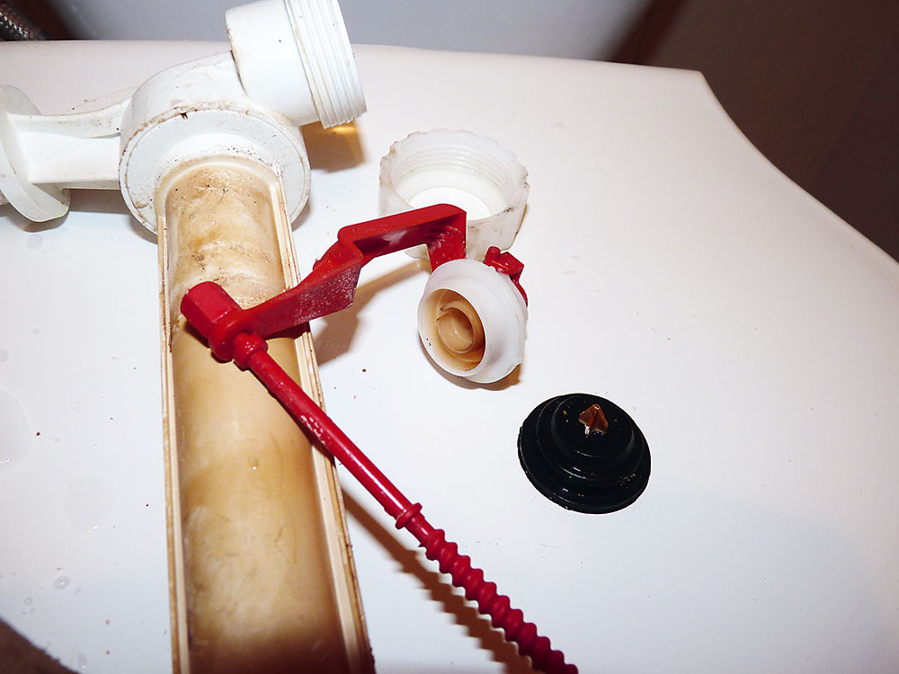 VNÚTRO VENTILU Z ventilu odskrutkujte bielu plastovú skrutku, ktorá pridržiava sedlo ventilu, a gumové tesnenie uložené na plastovej podložke. Prekontrolujte stav malého gumového tesnenia, malo by byť v poriadku.