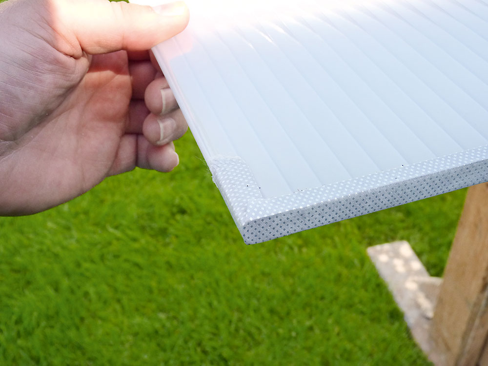 Polykarbonátové platne narežeme, otvory prelepíme špeciálnou páskou a pomocou prídržných líšt ich priskrutkujeme na strechu.