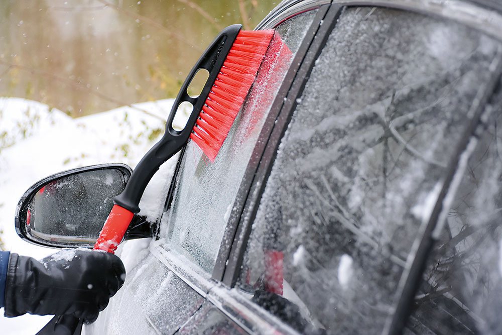 čistenie auta od snehu