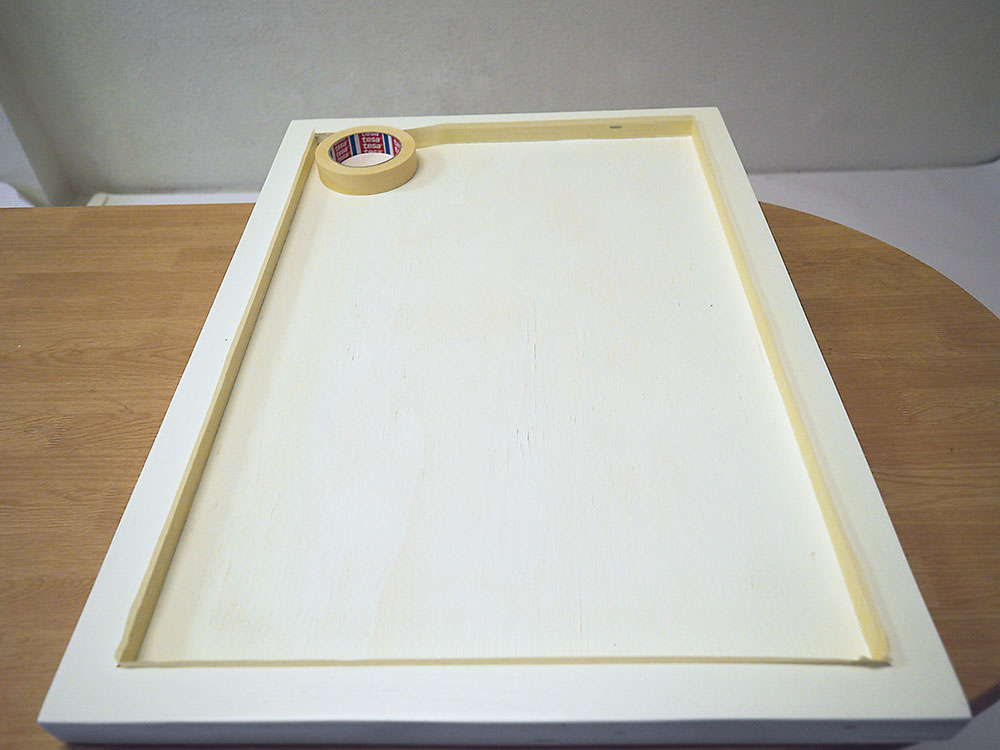 Príprava tabule. Spodnú časť stolovej dosky pred náterom tabuľovou farbou posledný raz prebrúste a rám olepte krepovou páskou.