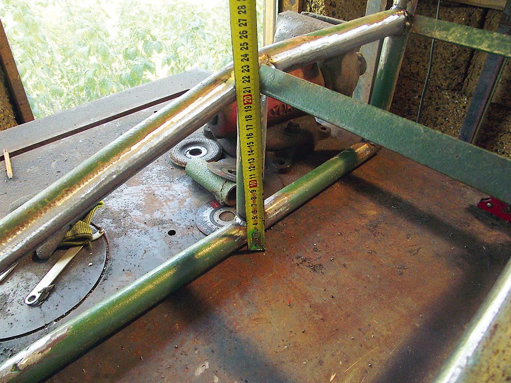 Kontrola výšky. Kontrolujte aj výšku jednotlivých dielov. V našom prípade sú „šteblíky“ umiestnené tak, aby boli centimeter pod najvyšším bodom rúry s ohľadom na zváranie.