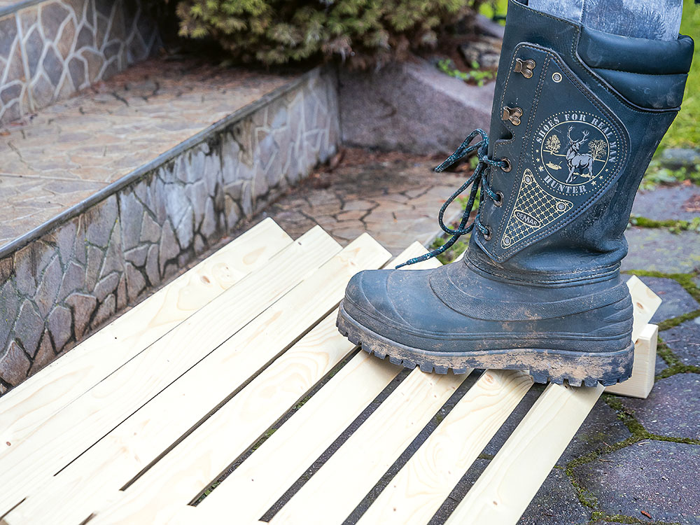 Drevenú rohožku ocenia najmä záhradkári, ktorí si nechcú nanosiť hrubú vrstvu zeminy nalepenú na topánkach do pivnice či na terasu.
