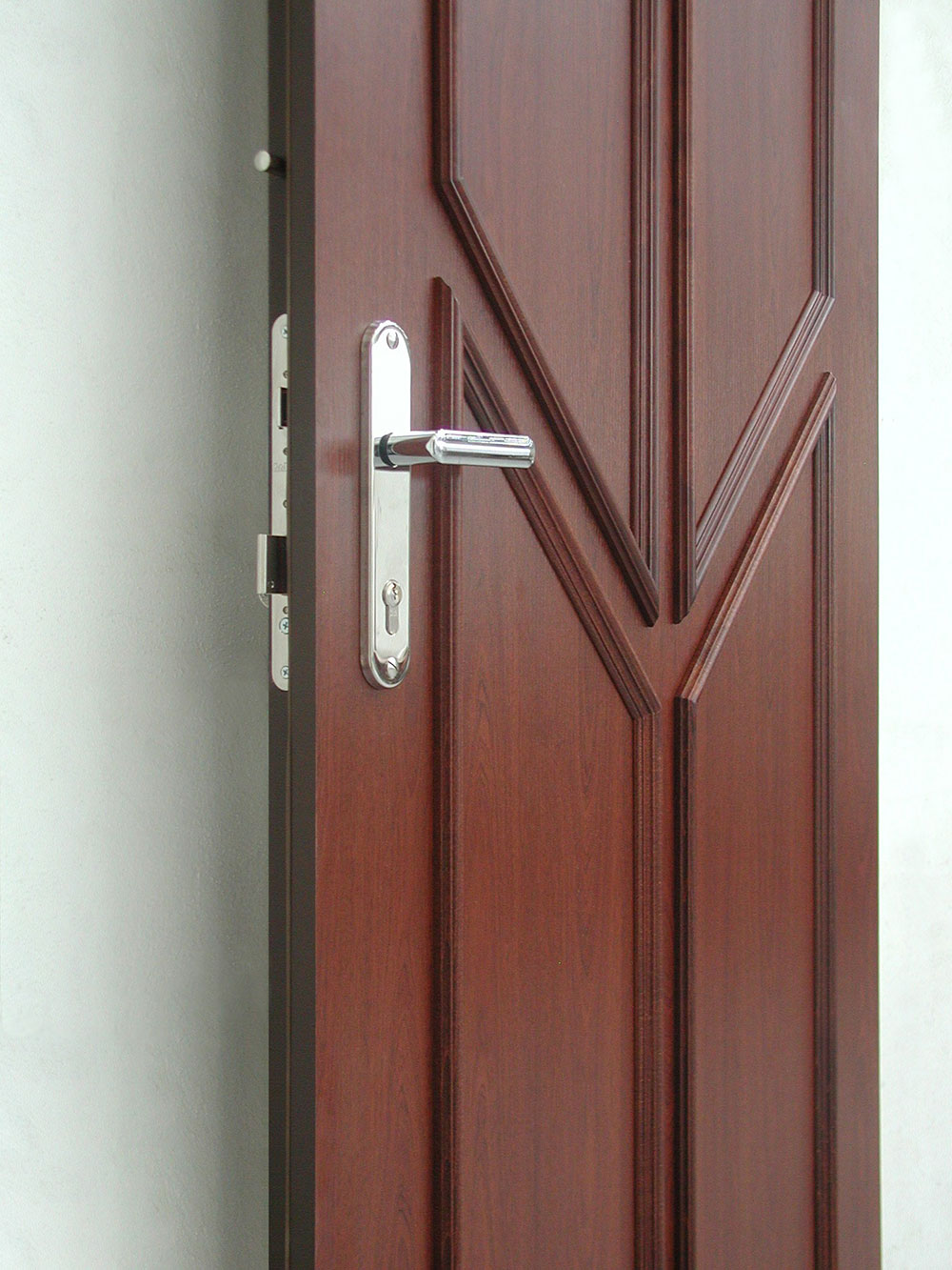 Interiérové bezpečnostné dvere môžete doplniť okrasnými rámikmi či lištami. 