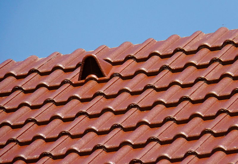 Dokončenie detailov strechy (hrebeň, nárožia)