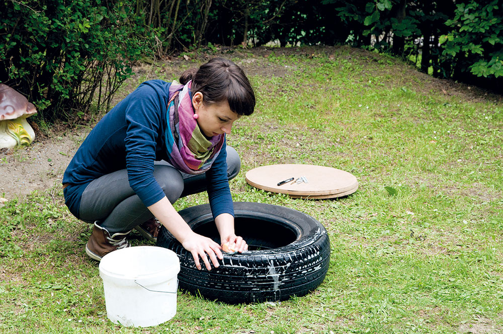 Saponátom umyte celú pneumatiku a nechajte ju vyschnúť. Z dosky a molitanu vyrežte kruh tak, aby molitan bol asi o 1 cm väčší než drevená doska. 