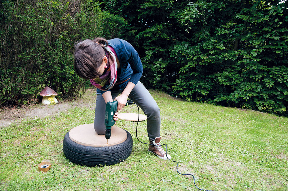 Spodnú kruhovú dosku upevnite na pneumatiku pomocou štyroch skrutiek. Skrutky do dier vkladajte postupne po jednej, aby sa kruh na pneumatike neposúval.
