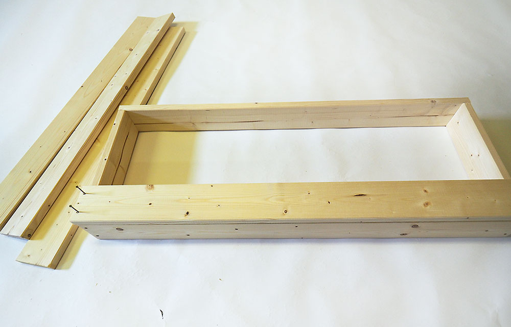Sedacia časť. Na zhotovený rám postupne upevňujte štyri dosky asi 3 mm od seba. Každú upevnite dvoma skrutkami (4 × 50 mm) do dreva na obidvoch stranách rámu. 