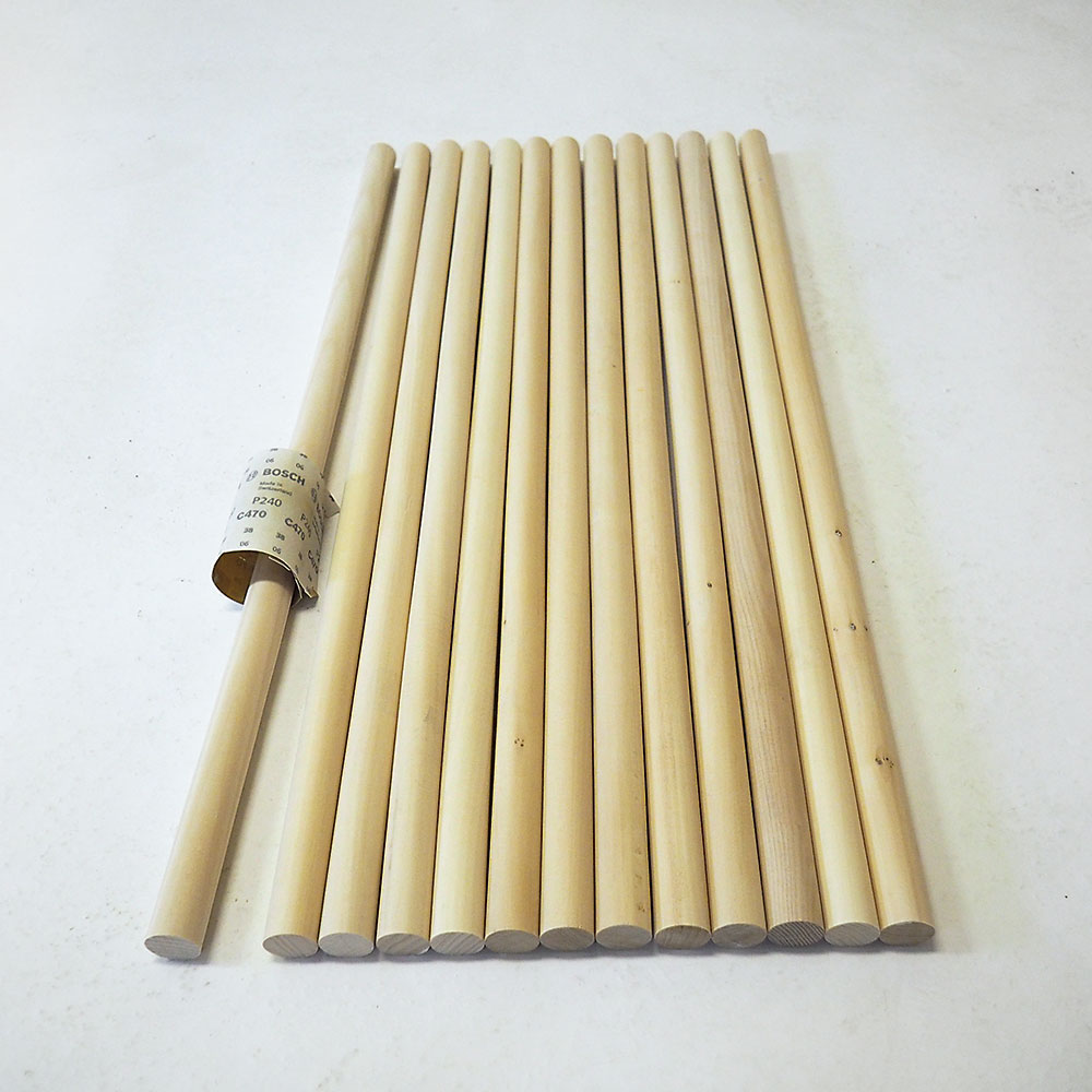 Priečky na rebriny. Pevné priečky na rebriny sme vyrobili z násad na hrable, ktoré sú z bukového dreva. Narežte ich na požadovanú dĺžku a vybrúste dohladka.