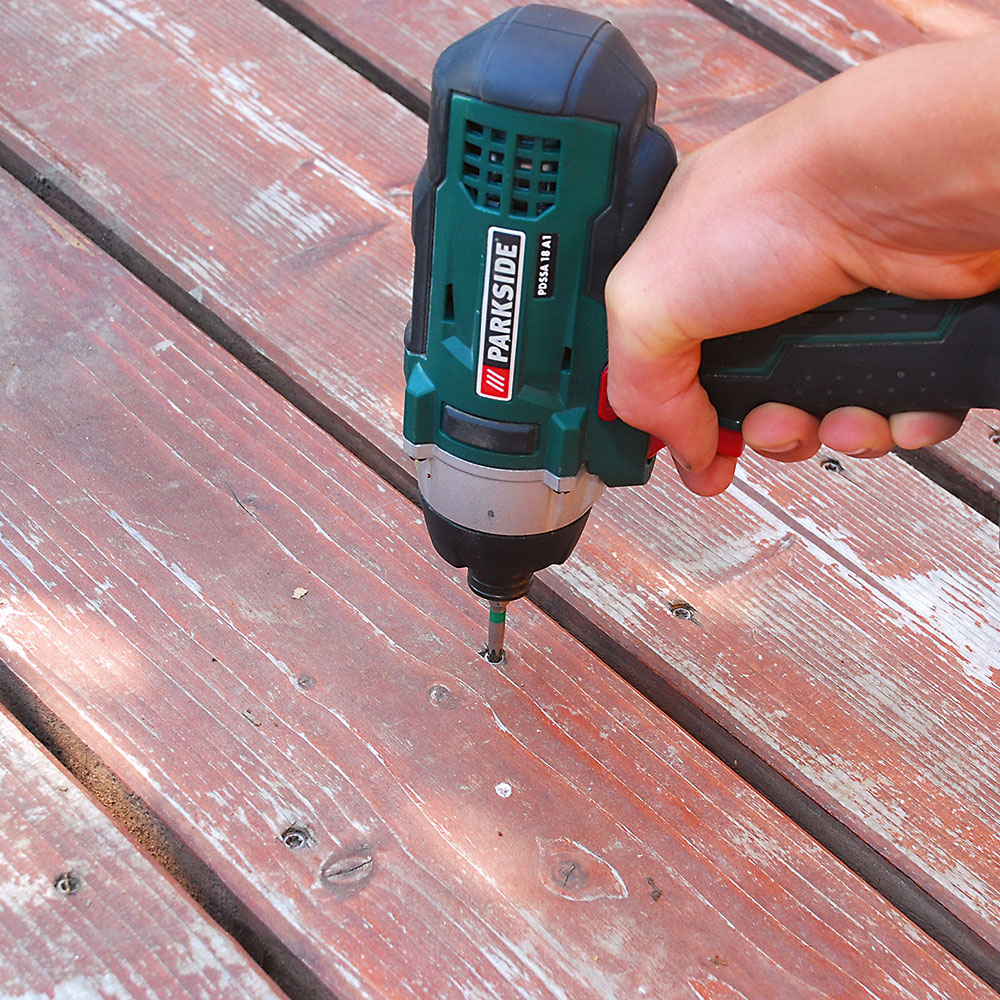 Dotiahnite spoje. Skrutky, ktoré po zoschnutí dreva vystúpili nahor, dotiahnite tak, aby boli hlavičky zanorené 1 – 2 mm pod úrovňou povrchu.
