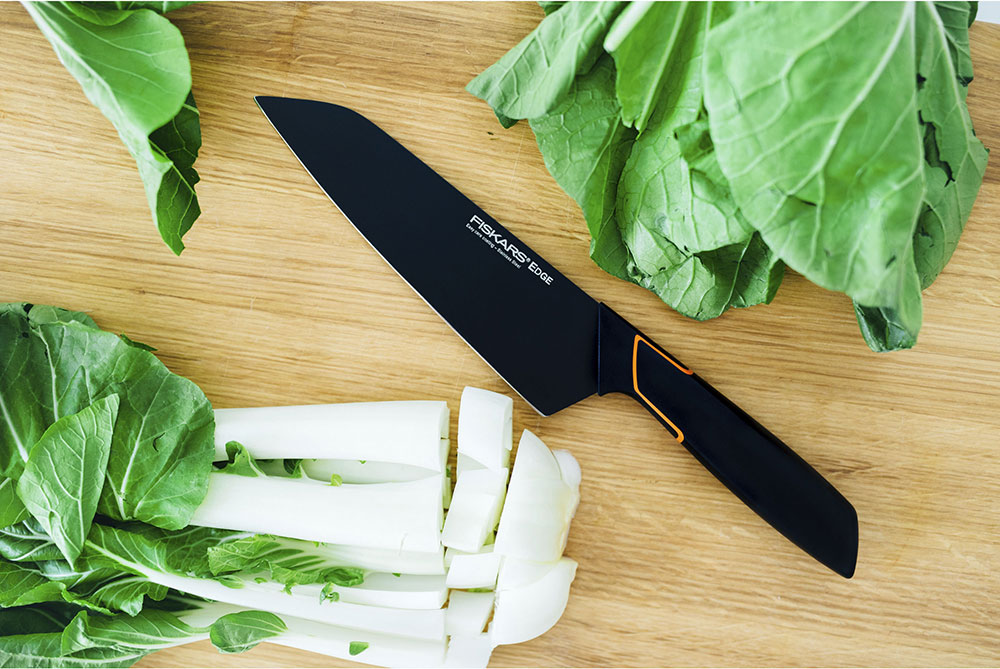 Nôž Edge Santoku Nôž japonského typu so širokou čepeľou vhodný na prípravu mäsa, rýb a zeleniny.