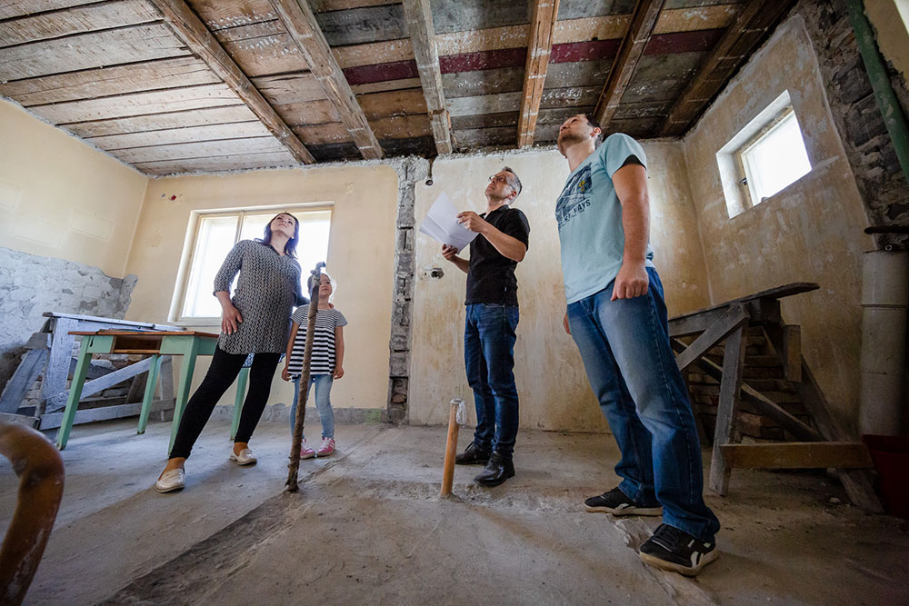 Architekt s rodinou Hučkovcov, pre ktorých projekt renovActive rekonštruoval dom plánuje nový drevo-betónový spriahnutný strop