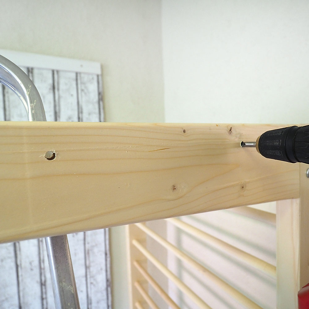 Upevnenie rebríka. Keď už budete mať lanový rebrík hotový, urobte na jednej hornej hrazde dva otvory s priemerom 8 mm na jeho upevnenie. Stredy otvorov zamerajte 250 mm od seba.