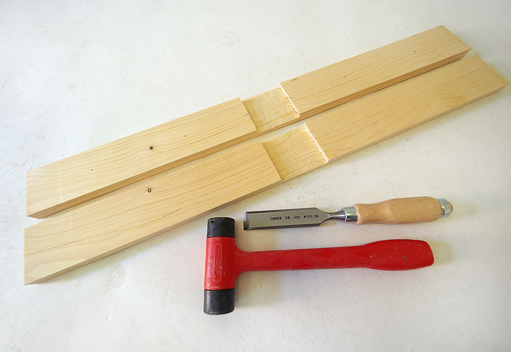 Zarovnanie výrezov. Aby obe latky do seba správne zapadli, časť dreva medzi zárezmi vydlabte do hĺbky 10 mm pomocou dláta a kladiva. Nezabudnite ešte prebrúsiť dohladka.