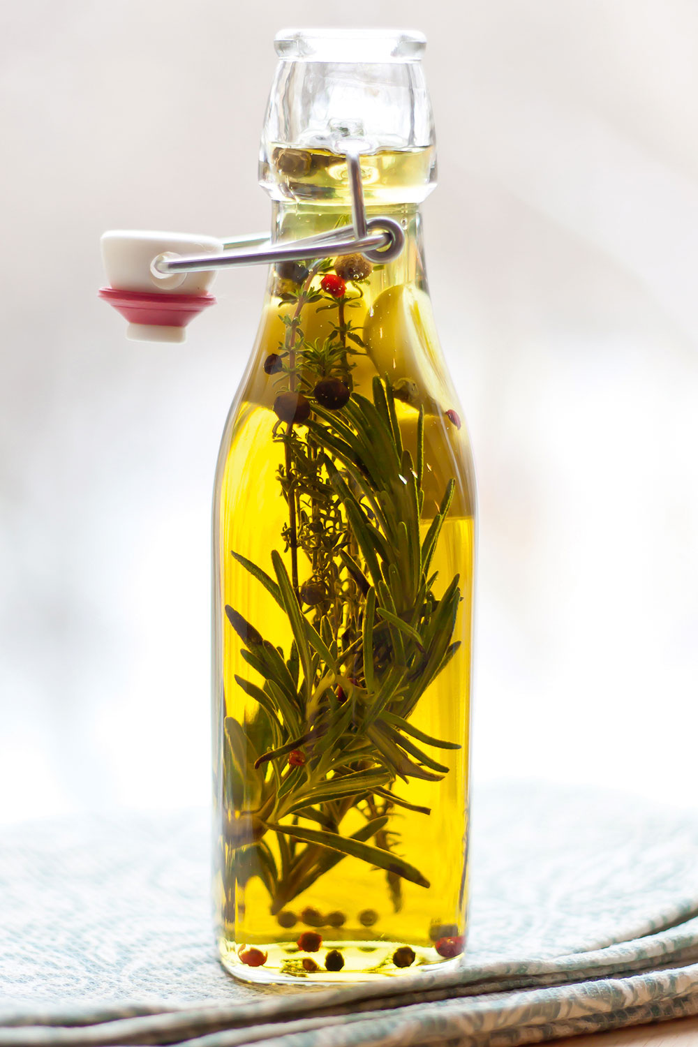 Bylinkové oleje. Nakladanie do oleja sa používa najmä pri aromatických bylinkách, ako je napríklad levanduľa, šalvia, oregano či rozmarín. Umyté bylinky stačí vložiť do fľašky z tmavého skla, zaliať ich kvalitným olivovým olejom, uzavrieť a nechať lúhovať asi tri týždne na chladnom a tmavom mieste. Občasne zmes premiešavajte a nakoniec preceďte.