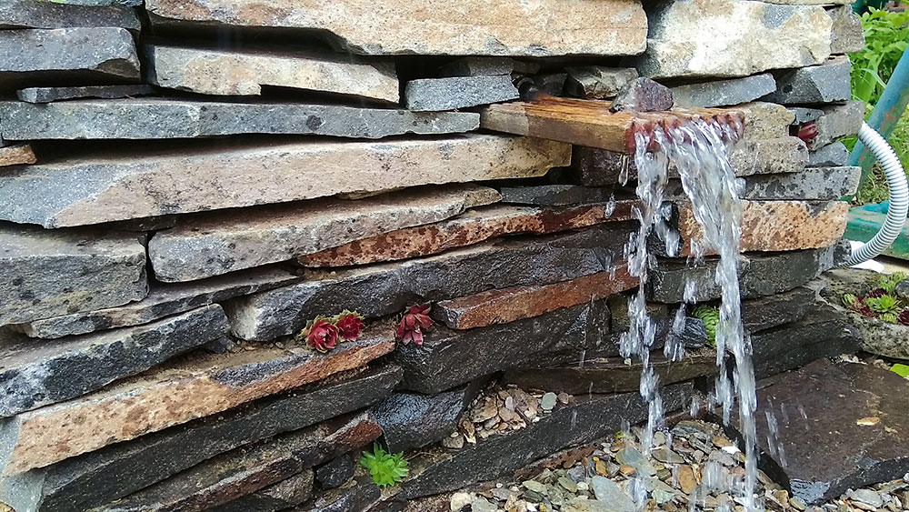 Kamenný múrik s vodopádom