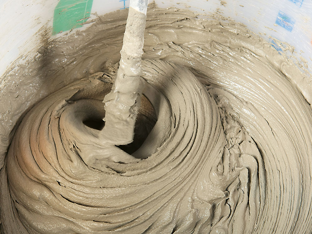 Vyrovnávacia malta. Suchú zmes samonivelizačnej cementovej malty zmiešajte s vodou (4,5 l/23 kg vrece) nízkootáčkovým elektrickým miešadlom, až kým nevznikne hladká zmes bez hrudiek. Nechajte odstáť 2 až 3 minúty a opätovne premiešajte.