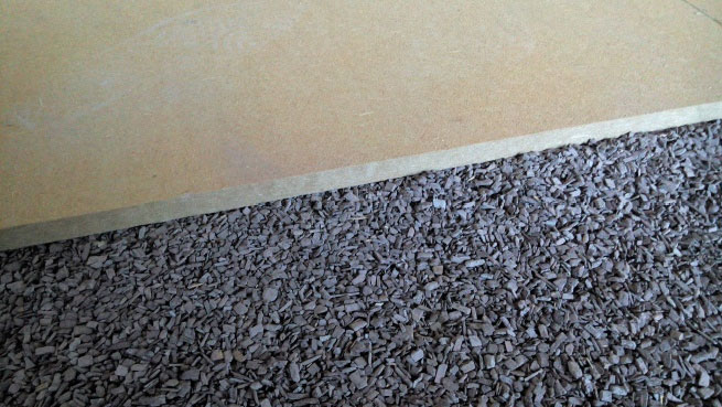 Mineralizovaná štiepka ako suchý podsyp na vyrovnanie a zateplenie podlahy v starých domoch, ktoré potrebujú dýchať.