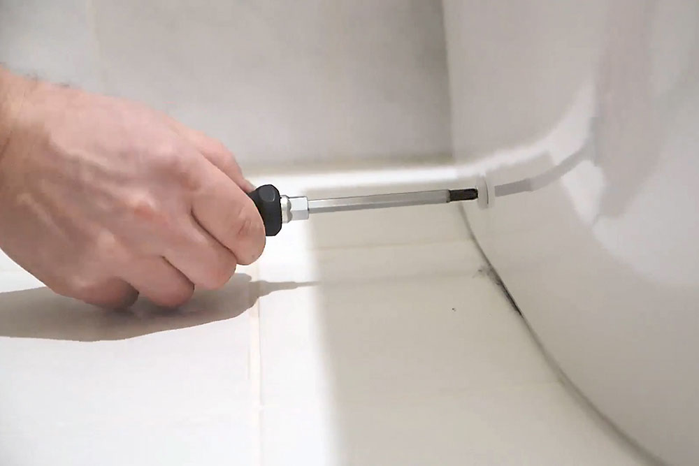 Kontrola tesnenia. Po oboch stranách priskrutkujte WC k uholníkom a nasaďte zakrývacie krytky. Otvorte rohový ventil na splachovacej nádržke a naplňte ju vodou. Spláchnite a skontrolujte utesnenie rúrkového spoja.