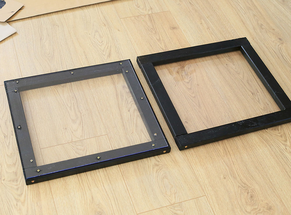 Strešné okná. Potom vyrobte dva rámy na strešné okná s rozmermi 475 × 515 mm. Prichyťte na ne hobby sklo (presný rozmer hobby skla odrežte priamočiarou pílou s pílovým listom na železo).