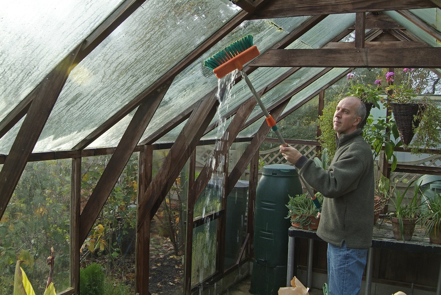 Na čistenie skleníka použite záhradnú hadicu, na ktorú môžete pripojiť špeciálne kefy i metly, ktoré sú ideálne aj na čistenie skleníkov.