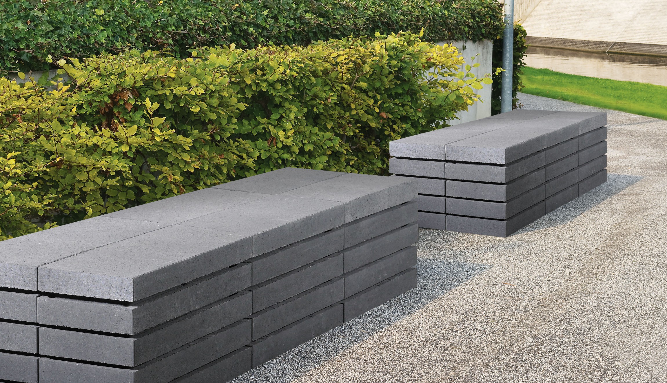 Záhradná lavička vytvorená z modulárneho dizajnového systému Moodul. 