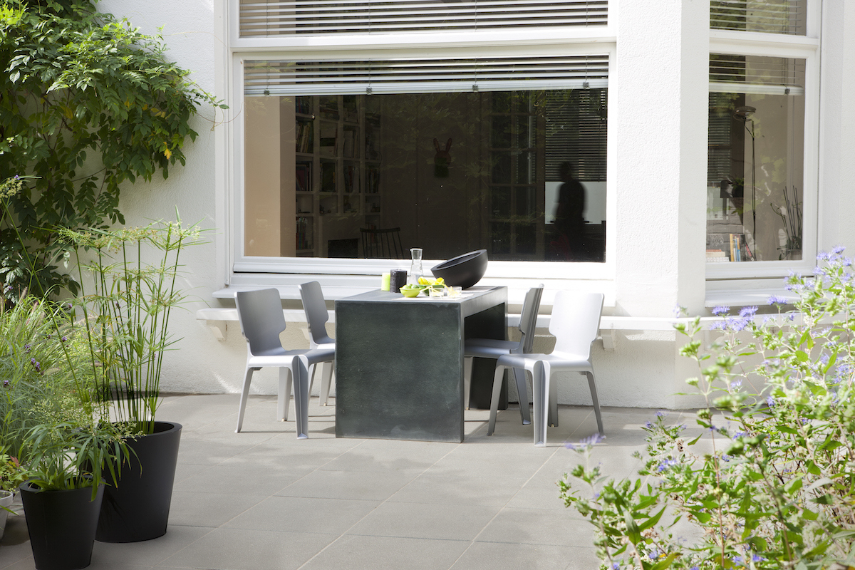 Terasové betónové platne Granite Perla majú jemne brokovaný povrch. Pre svoj jednoduchý vzhľad sa hodia do každej záhrady. 